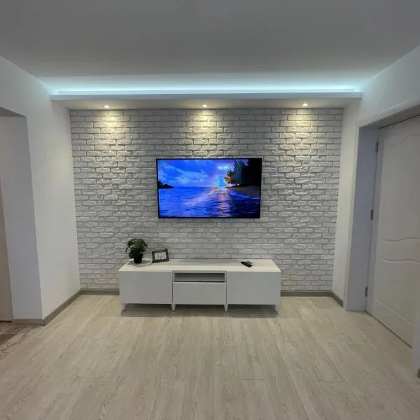 Robert's White Apartment，位于普洛耶什蒂的酒店