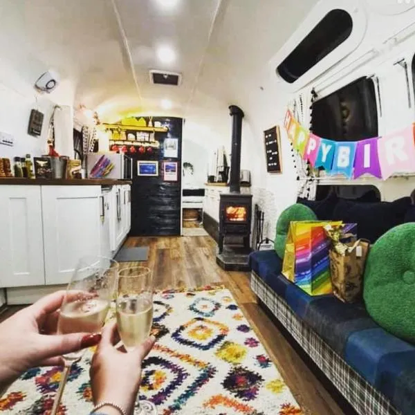 Airstream Woodland Escape，位于卡姆诺克的酒店