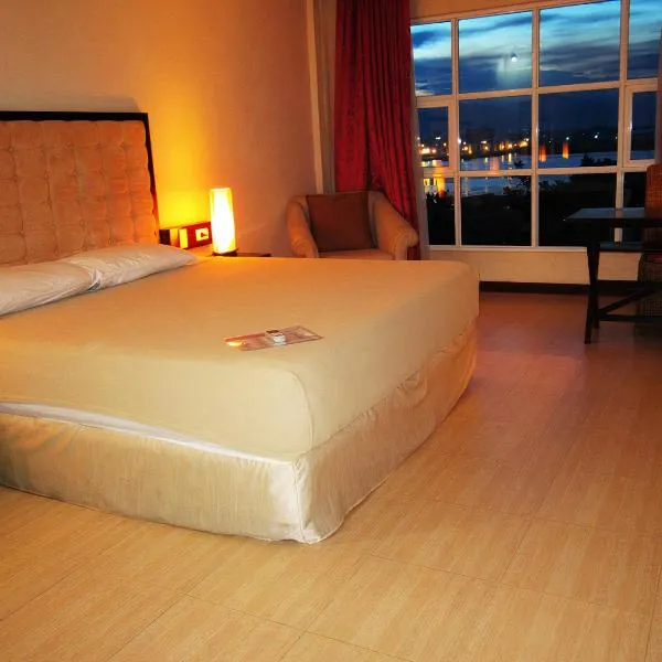 Cebu Dulcinea Hotel and Suites-MACTAN AIRPORT HOTEL，位于麦克坦的酒店