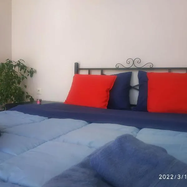 STUDIOS POSEIDONIA apartments 50 & 70 sqm with sea view，位于Kekhriaí的酒店