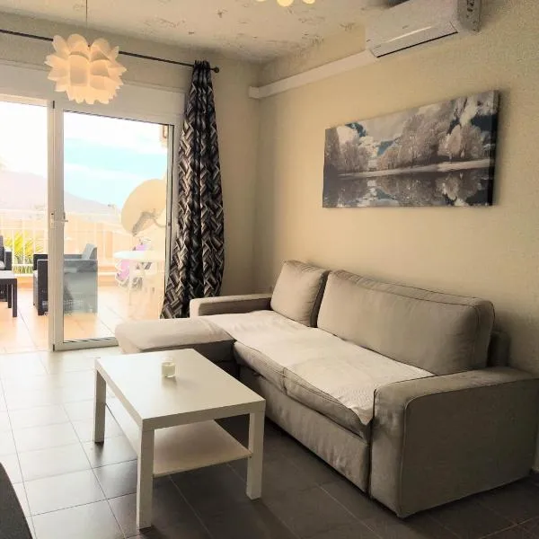 OceanBlue Modern king size 1 Bedroom Apartment with Seaview and Terrace，位于夏约法的酒店