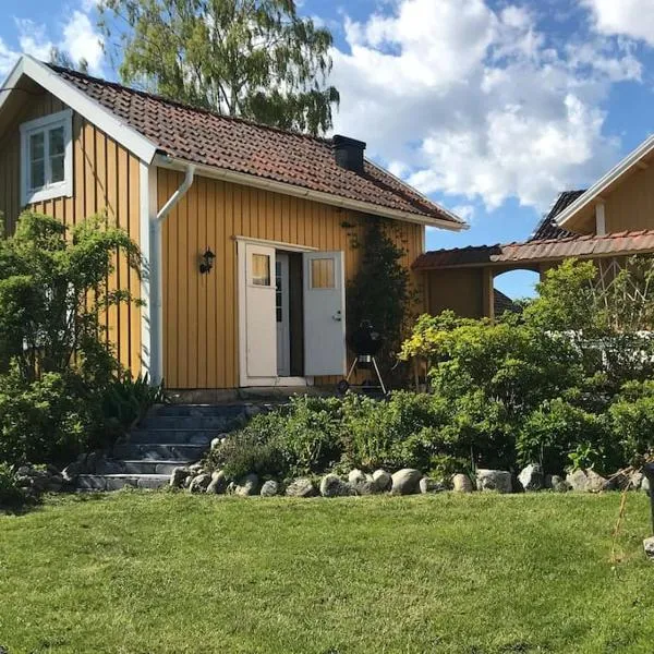 Cozy lodge at horse farm with lake and sauna，位于Vagnhärad的酒店