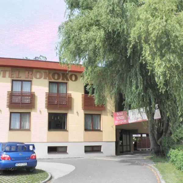 洛可可酒店，位于Sokoľ的酒店