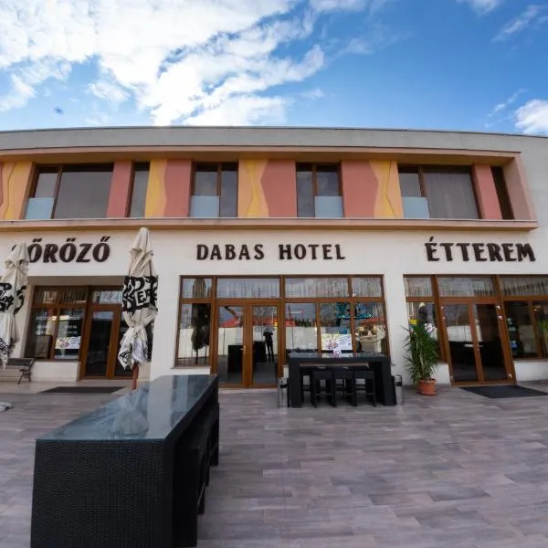 Dabas Hotel，位于Dánszentmiklós的酒店