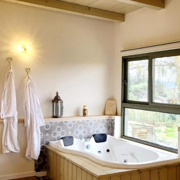 צימר חלון לרקפות zimer Window for primroses עם ג'קוזי לנוף，位于Kibbutz Nachshon的酒店