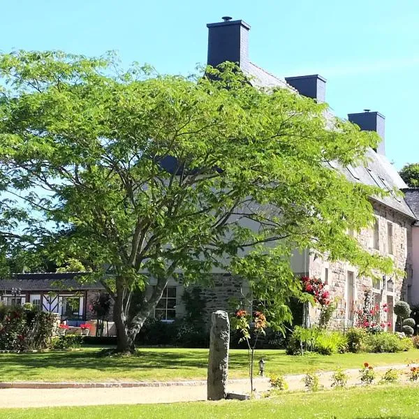 Kergroaz Maner Classé 5 épis Table d'Hôtes Manoir dans parc paysagé, spa en plein air Bornes véhicules électriques Petit déjeuner inclus，位于Yvias的酒店