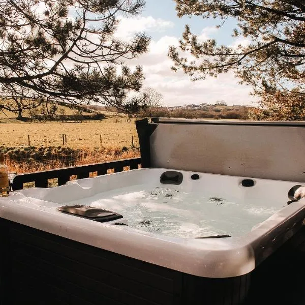 Keer Side Lodge, Luxury lodge with private hot tub at Pine Lake Resort，位于柯比朗斯代尔的酒店