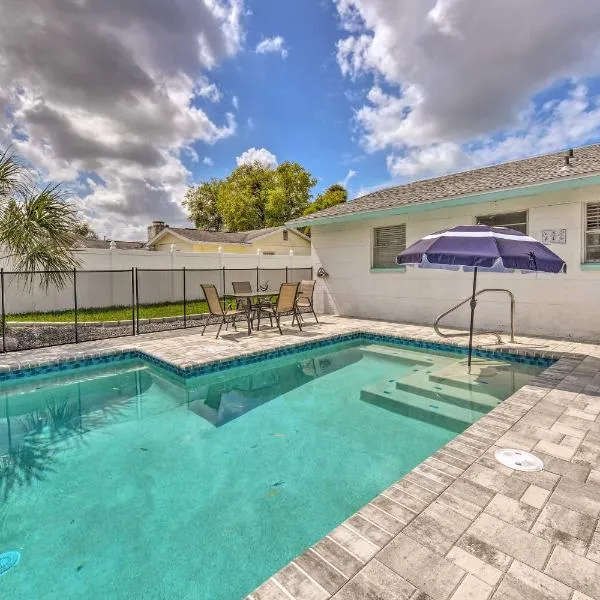 Apollo Beach Gem with Pool The Flamingo House，位于阿波罗海滩的酒店
