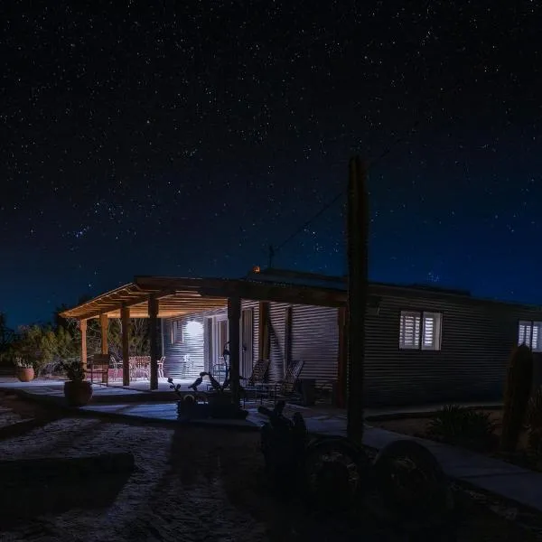 Flying Point Homestead，位于二十九棕榈村的酒店