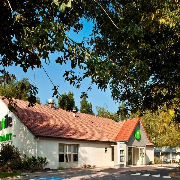 钟楼瓦伦锡耶纳小森林酒店，位于珀蒂福雷的酒店