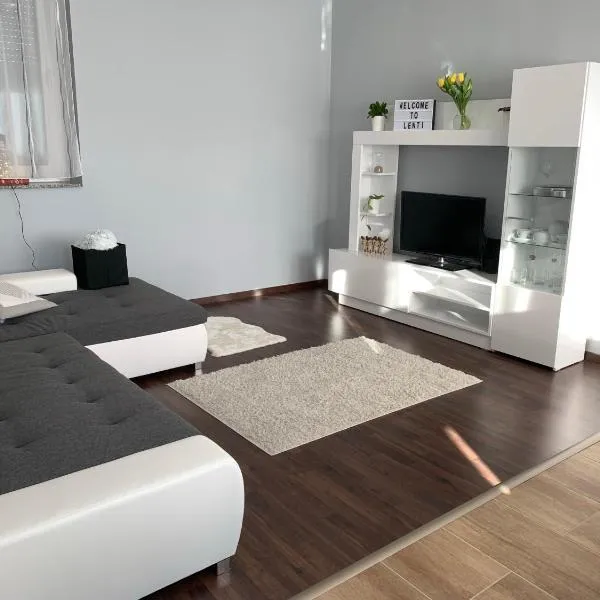 Modern two bedroom flat with balcony，位于Csömödér的酒店