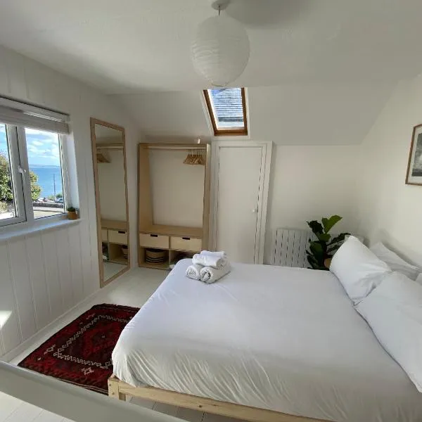Cheerful one bedroom cottage in Mousehole.，位于毛斯尔的酒店