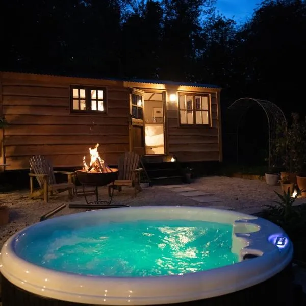 Luxury, rural Shepherds Hut with hot tub nr Bath，位于Bristol的酒店