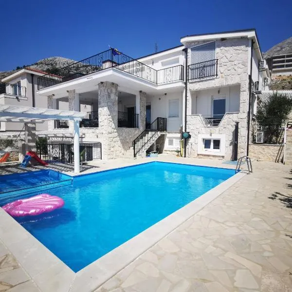 Villa Bosna Near Dubrovnik very beautiful Villa entirely privatized swimming pool, jacuzzi, sauna, billiard, ping-pong，位于特雷比涅的酒店