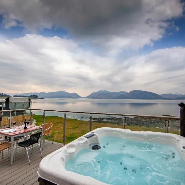 Loch Linnhe Waterfront Lodges with Hot Tubs，位于格伦科的酒店