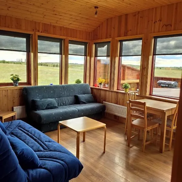 Bright and Peaceful Cabin with Views & Hot Tub，位于Brjansstadir的酒店