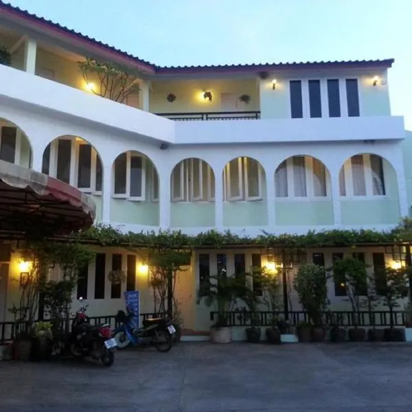 Casa Holiday Hotel SHA，位于彭世洛的酒店