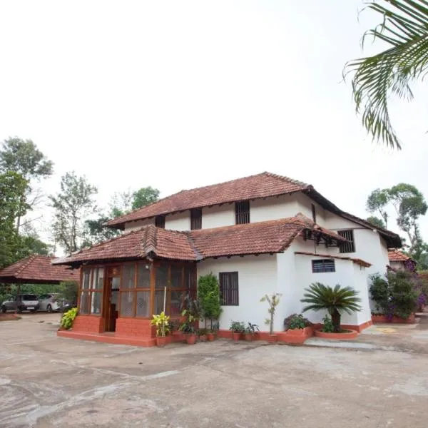 Sardar Bahadur's Heritage Bungalow Estate Stay，位于Bhāgamandala的酒店