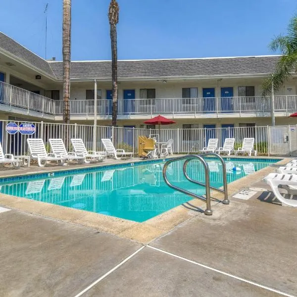 圣地亚哥-埃尔卡洪6号汽车旅馆，位于埃尔卡洪的酒店