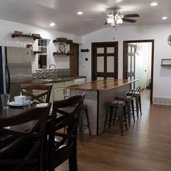 Rustic 2 bedroom Cabin 20 mins from Calamus Res.，位于Taylor的酒店