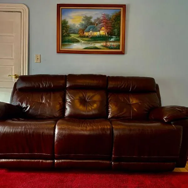 Stylish, Cozy 2BR Private Apt, 1st Floor, Well-Appointed, Near Providence, MA, RI Line, I-95 Access，位于波塔基特的酒店