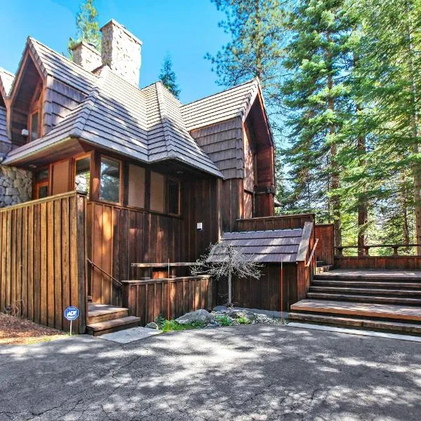 Little Ahwahnee Inn Entrance to Yosemite，位于费希坎普的酒店