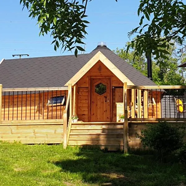 The Hive - Unique log cabin with wood burning stove，位于Ludchurch的酒店
