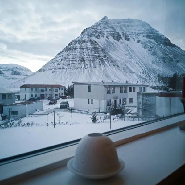 Apartment with Amazing Mountain View，位于Hnífsdalur的酒店