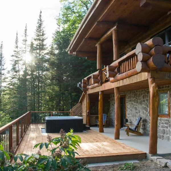 Breathtaking log house with HotTub - Summer paradise in Tremblant，位于Saint Adolphe D'Howard的酒店