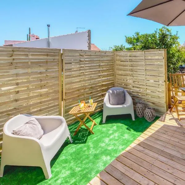 Casa Amarela-Tiny House with fantastic view-pool and close to the beaches，位于西尔韦斯的酒店