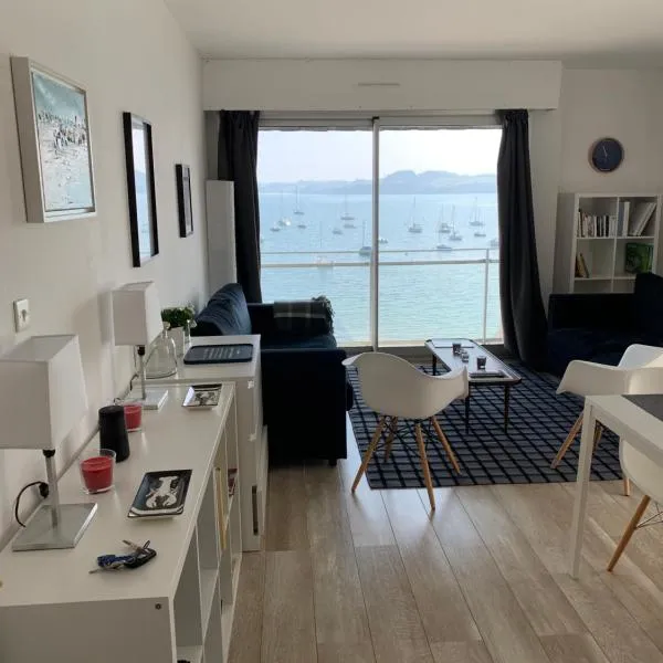 Appartement Design VIII - Port Rosmeur - Sublime vue Mer，位于Goulien的酒店