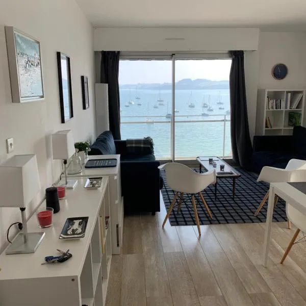 Appartement Design VIII - Port Rosmeur - Sublime vue Mer，位于杜瓦讷内的酒店