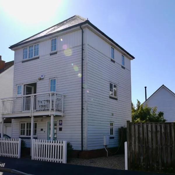 The Salty Dog holiday cottage, Camber Sands，位于Lydd的酒店