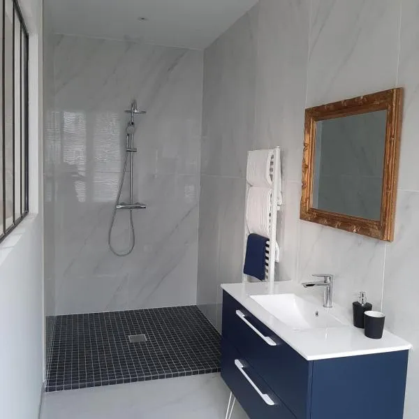 Suite Yves Klein - proche gare et centre-ville- entrée privée，位于勒米尔蒙的酒店