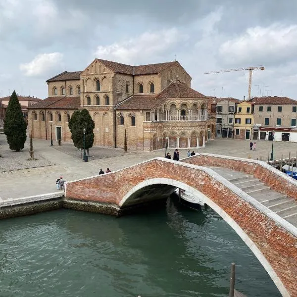 DUOMO Murano Apartment with Canal view，位于穆拉诺的酒店