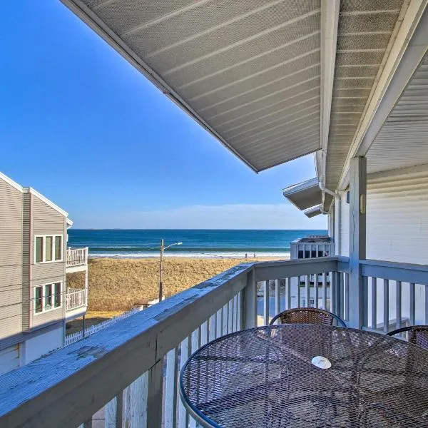 Beachfront Old Orchard Beach Condo with Balcony，位于肯纳邦克的酒店