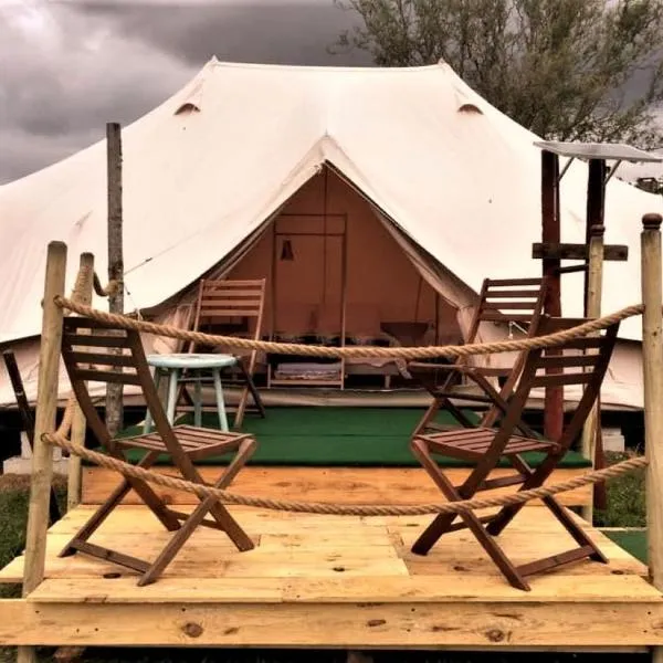 French Fields Luxury Glamping Twin Emperor Tent，位于Saint-Laurent-de-Céris的酒店