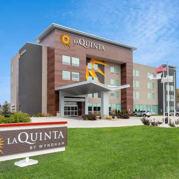 La Quinta Inn & Suites by Wyndham Shorewood，位于Shorewood的酒店