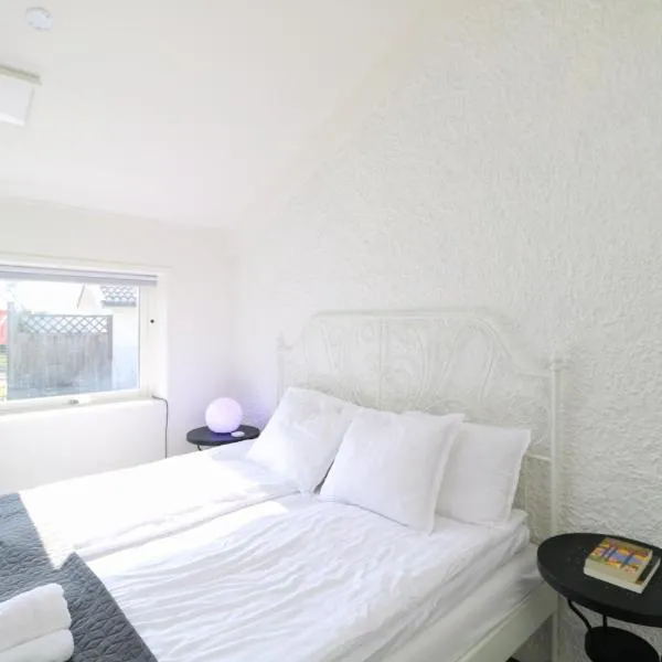 Bright & Spacious Apartment in Kinna Center，位于Örby的酒店