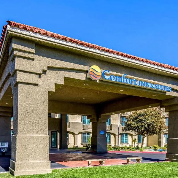 Comfort Inn & Suites Lancaster Antelope Valley，位于兰开斯特的酒店