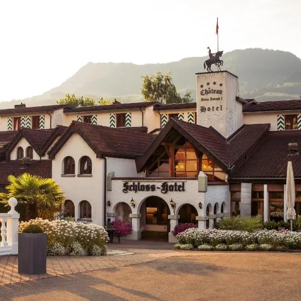 Swiss-Chalet Merlischachen - Romantik Schloss-Hotel am See，位于Dietwil的酒店