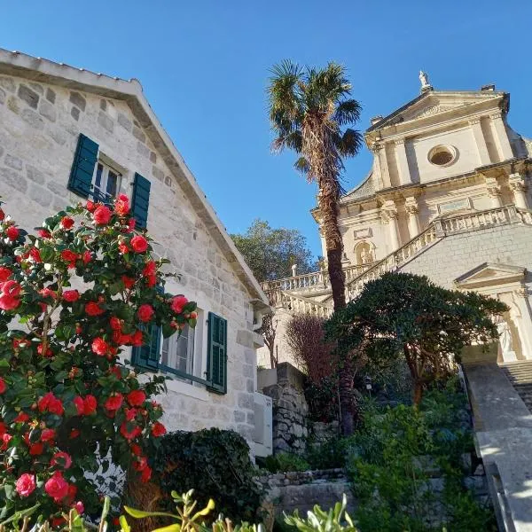 Romantic stone house by the sea ****，位于蒂瓦特的酒店