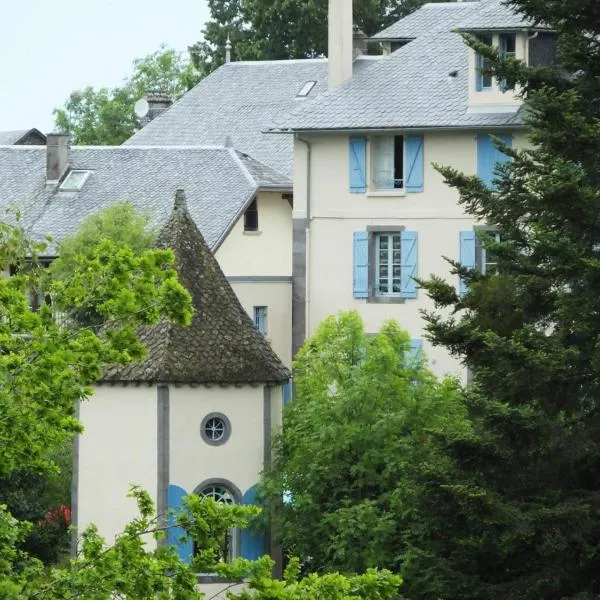 LES ANDALOUSES，位于Saint-Julien-Puy-Lavèze的酒店