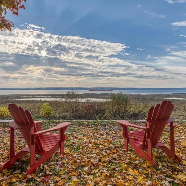 MOWEB - CHALET BORD DE L'EAU AVEC PLAGE iLE ORLEANS，位于Saint-François的酒店