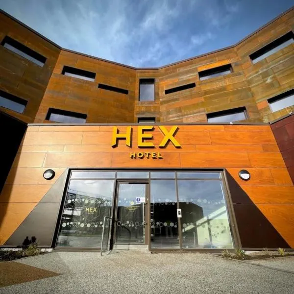 Hex Wildlife Hotel at Yorkshire Wildlife Park，位于唐克斯特的酒店