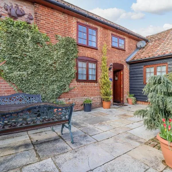 Hayloft Cottage，位于Little Glenham的酒店