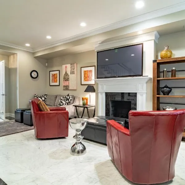 Luxurious Gold Coast 4BR 4-Story Villa with Parking Sleeps 12 Guests，位于芝加哥的酒店