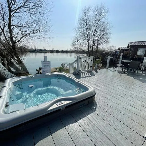 Indulgence lakeside lodge i1 with hot tub, private fishing peg situated at Tattershall Lakes Country Park，位于塔特舍尔的酒店