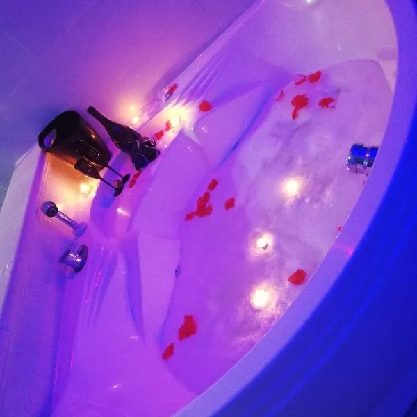 V&M suite con jacuzzi，位于奥斯图尼的酒店