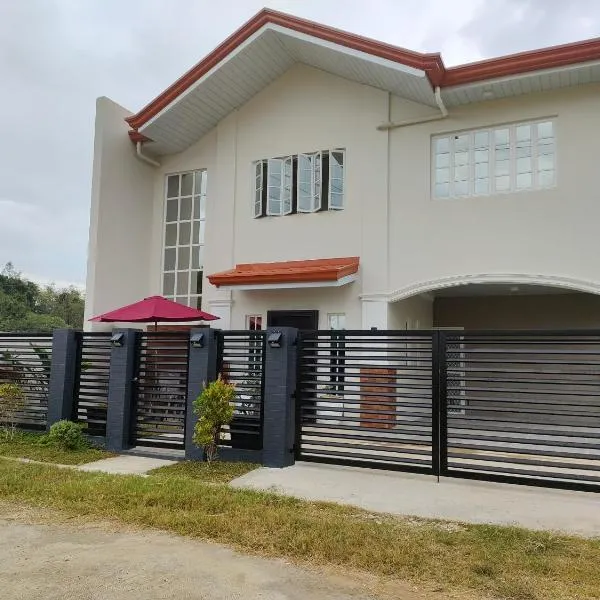 Lucky Swiss Transient House Alaminos - Entire House near Hundred Islands，位于Bolo的酒店